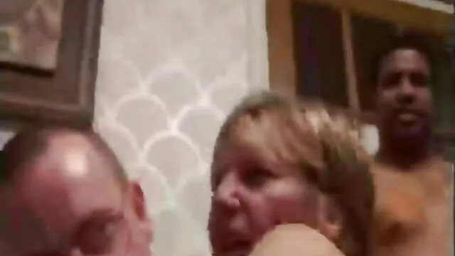 La beauté il veut baiser sa mere asiatique rend visite aujourd'hui à deux très gentils mecs qui la traitent avec du vin et étudient avec des yeux affamés