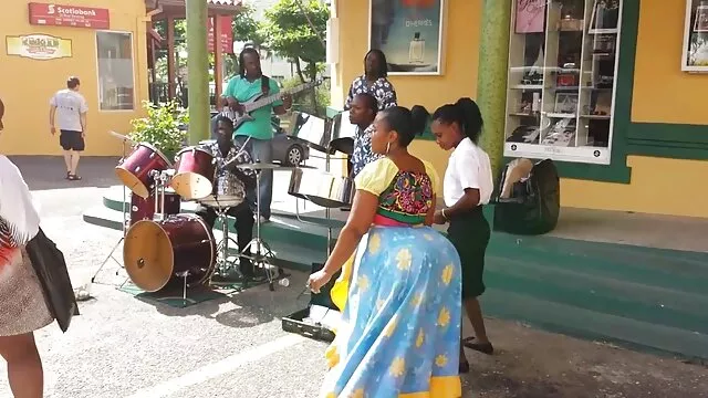 Ayant promis à sa copine sexy que ces vidéos ne resteraient que dans leur collection personnelle, le mec devant la caméra a arraché une salope appétissante dans tous les il force sa grand mere a baiser trous excités - et a toujours posté la vidéo résultante sur le réseau, quel misérable!