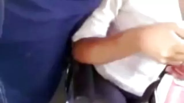Branler sa chatte avec une bouteille et insérer un gode dans l'anus sex mer et fills
