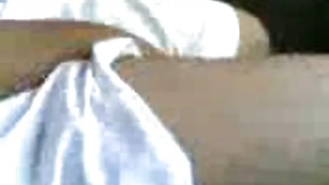 Poussin au sex mere et sa fille travail branle la bite avec les pieds