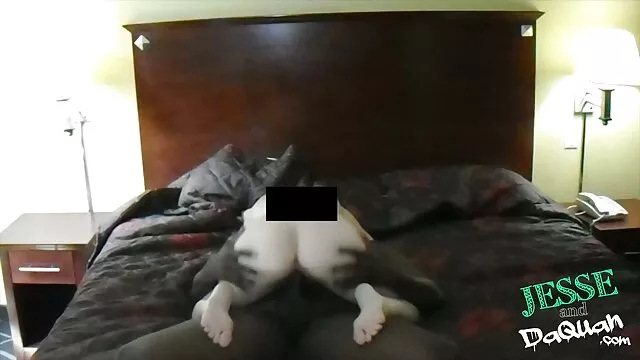 Fille asiatique caresse la chatte et lèche ses doigts sexe mere de famille