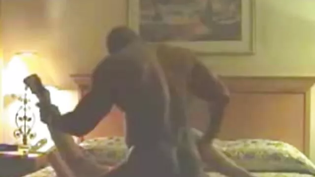 Une jolie fille asiatique n'est pas baisée, mais pincée porno avec sa belle mère pour tous les endroits