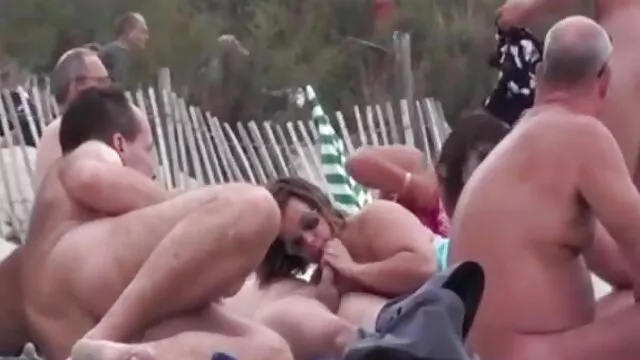 Une jeune femme asiatique en bas résille baise dans la rue avec un maman et son fils sex mec chauve