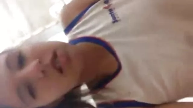Une jolie fille d'ébène verse de l'huile papa et maman xxx sur un pénis et se branle avec ses mains