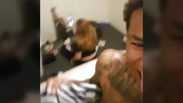 Pipe asiatique dans la salle de bain pornomere fille