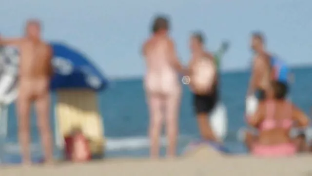 Brunette sex maman et sa fille en corset baise dans sa chatte sur le canapé
