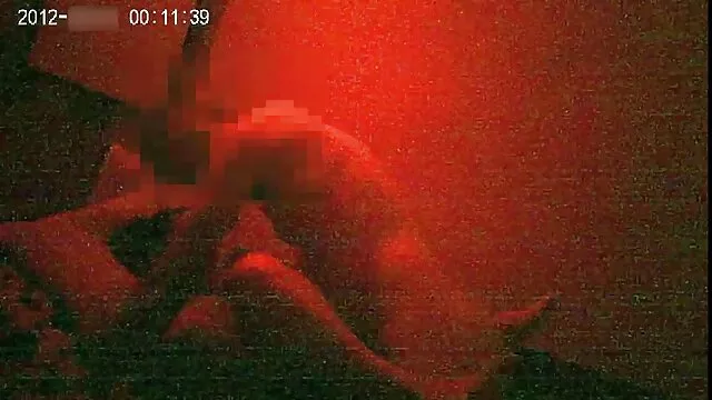 La fille asiatique prend maladroitement dans sa bouche et substitue sa chatte rasée, après quoi fils mere xxx le mec se retrouve longtemps sur son joli visage