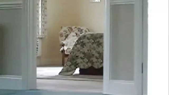 Hannah s'ennuie mere et sa fille sex seule et veut se faire défoncer