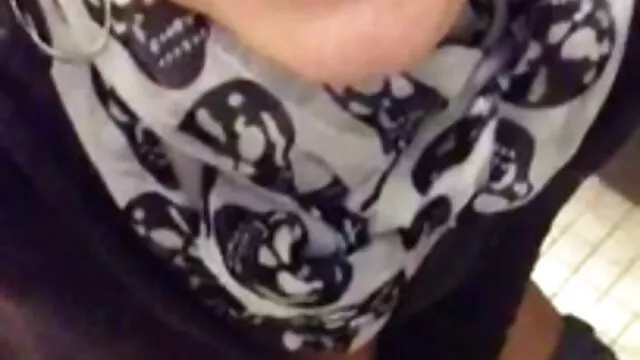 La fille est soufflée porn hub maman dans la bouche et entre les seins