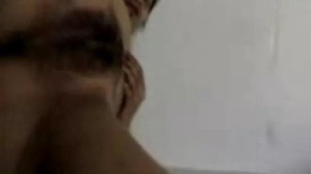 Bricoleur se fait sucer par une video de sexe avec sa mere blonde