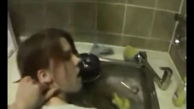 La prostituée Louise excite une autre cliente en mettant de la nouvelle lingerie mom et fils sex sexy