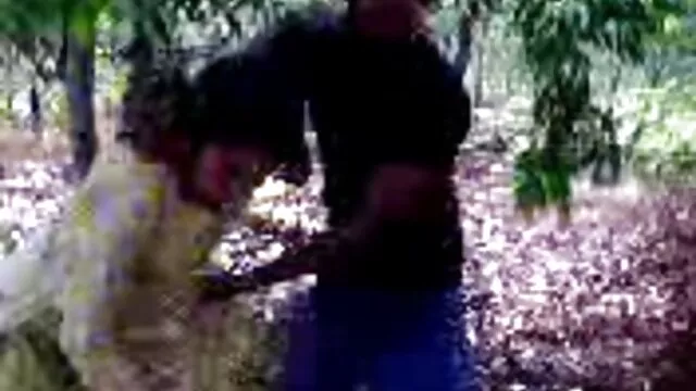 La chienne travaille avec ses mains et sa sex maman italien bouche