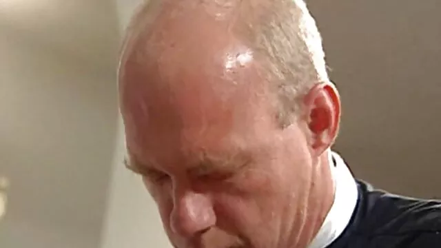 Jeune brune baise avec un mec coqnu mere et fils qui a une grosse bite