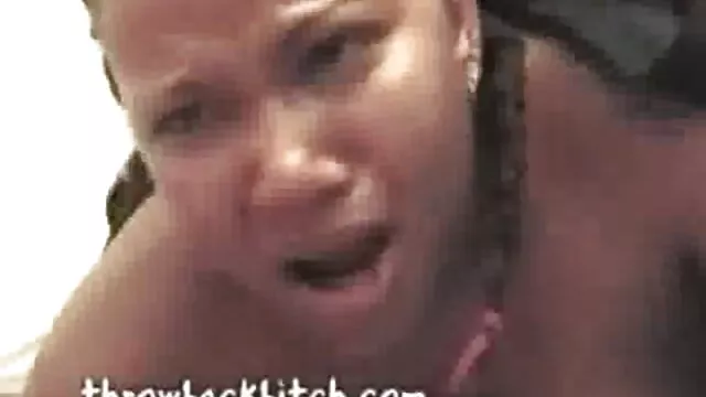 La blonde sex maman avec fils a sucé la bite et il l'a mise sur la table