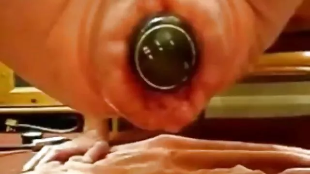 Une grosse esclave excitée branle mere fille porno francais une bite aux pieds de la maîtresse