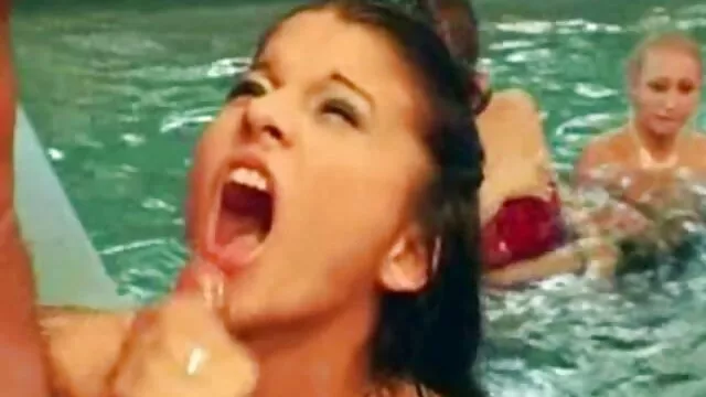 Asiatique enchaînée dans une cellule est mere xxx fils humiliée