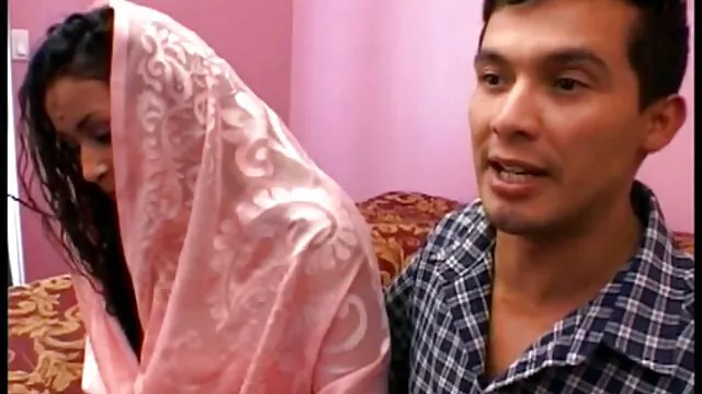Maman chaude maman sex fils dans la cuisine nettoie l'égout avec un plombier