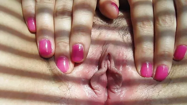 Bisexuel sexe femme avec son fils assis sur le strapon de sa femme baise et jouit sur le ventre