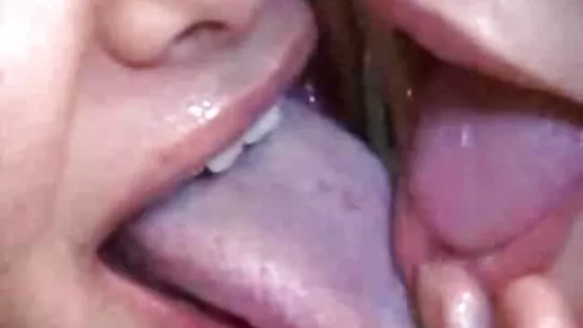 Pipe blonde mignonne avec de la glace video sex mere fille