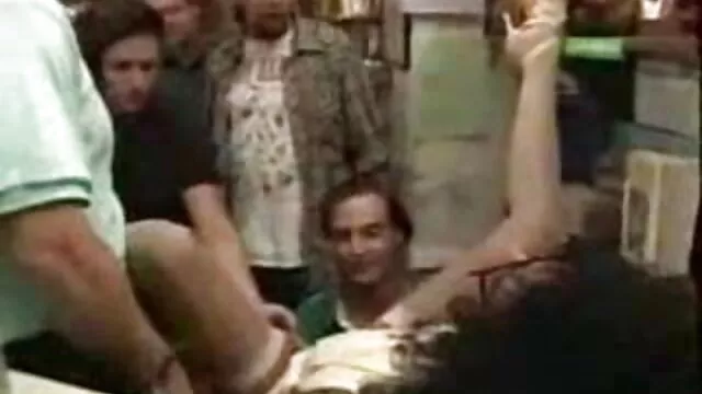 Une blonde video lesbienne mere fille mature est tombée dans les griffes d'un masochiste