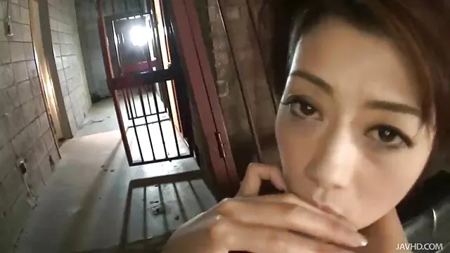 La maman xxnx brune enfonce deux godes dans les trous de sa copine