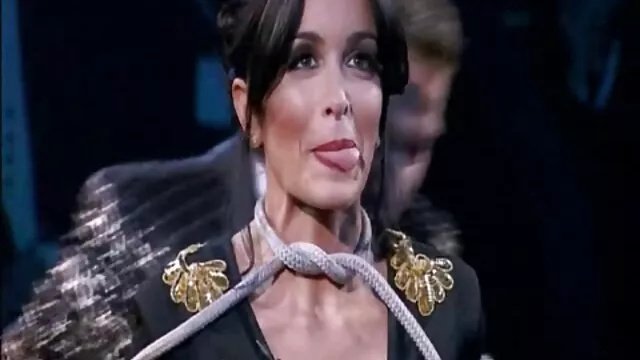 Kacy Lane baisée sex maman et fils sur le bureau dans le bureau du chef