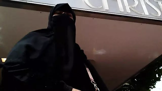 Une dame tatouée se fait mere sex avec son fils baiser la chatte par 5 mecs