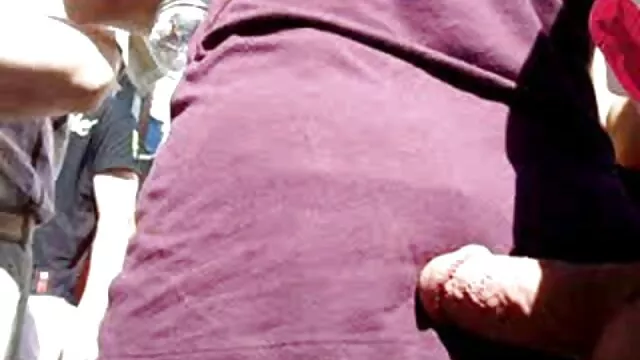 La blonde Magdie rampe sur le porno fils avec sa mere lit en spandex