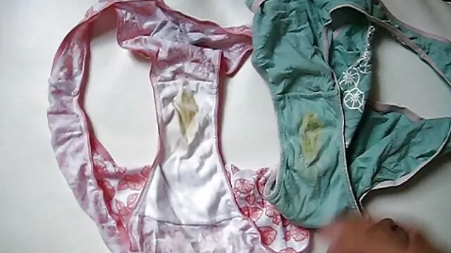 Blondie suce la bite et sexe avec sa belle mere la mord avec des dents
