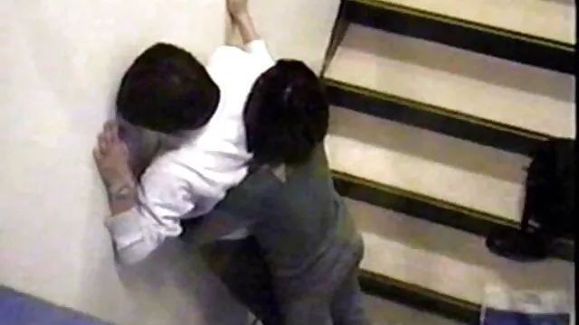 Deux étudiants ont donné du sperme à une pornomere fille propriétaire âgée
