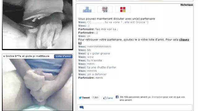 La brune est allongée sur une sexe femme avec son fils chaise longue et se baise avec les doigts