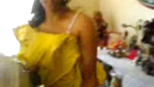 Les voleurs ont décidé de voler l'appartement de l'étudiant, mais elle-même s'est avérée être la pièce la plus délicieuse, ils l'ont déshabillée, l'ont forcée à sucer une bite et l'ont insérée dans video mere salope une chatte rose