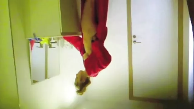 La blonde se déshabille magnifiquement devant la video maman amateur caméra