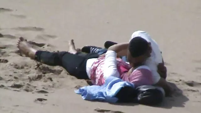 La salope caresse sa chatte poilue maman potno et éjacule sur ses doigts