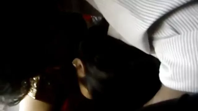 Une brune passionnée se video porno avec sa mere caresse et se masturbe sur le balcon