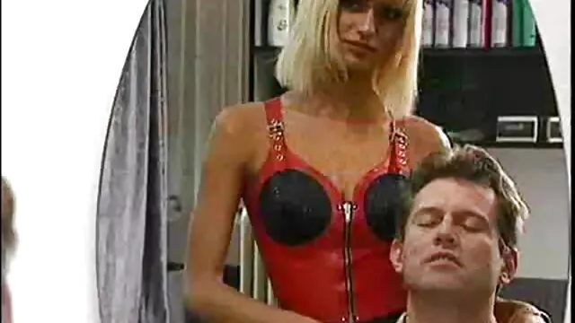 Lucy se masturbe pendant que le mec lui porn avec maman donne la joue