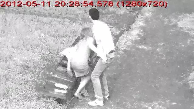 Pendant qu'un mec costaud sex avec mamer et gonflé nettoie la piscine, il commence à lui sembler que quelque part non loin de là, une jolie Latina lui fait signe