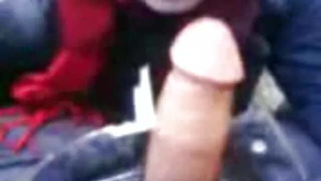 Blonde Magdi une mere et sa fille se font baiser en spandex rouge brillant