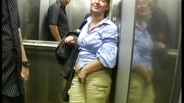 Une belle fille, annonçant à son petit ami bien-aimé qu'aujourd'hui elle fera tout elle-même, met le mec mere et son fils sex sur un canapé confortable et, saisissant son piston avec de petites mains coquines, branle doucement l'unité génitale