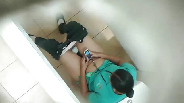 Toux porno maman et sa fille dans la bouche d'une belle blonde