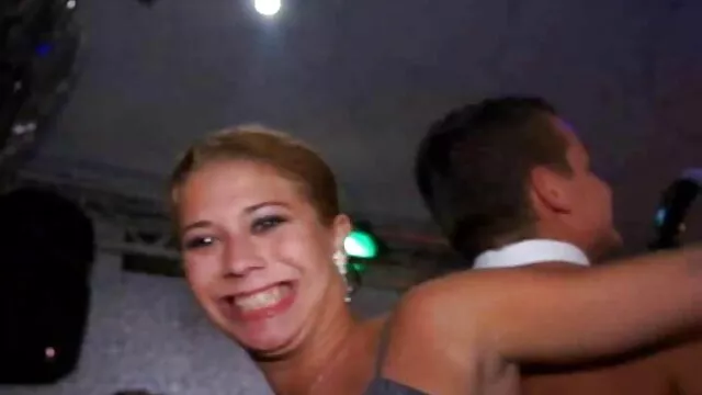 La fille aux cheveux roux redresse video mere et fille porno ses chaussures, s'assied sur le canapé et demande au mec de bien la baiser, lui montre ce qu'est le vrai sexe vaginal