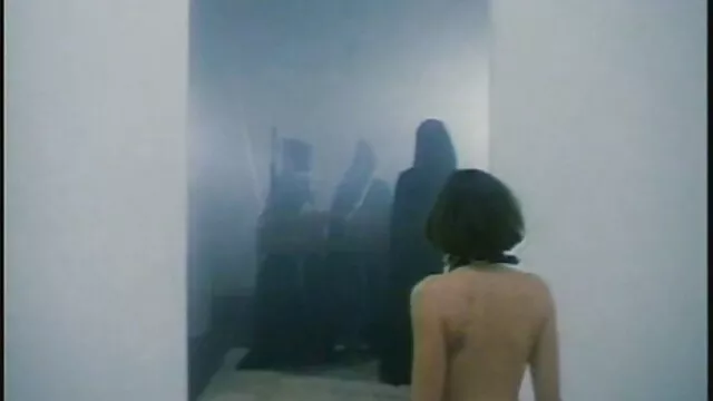 Charmante blonde montre ses charmes au bord de la video de sexe mere et fille mer