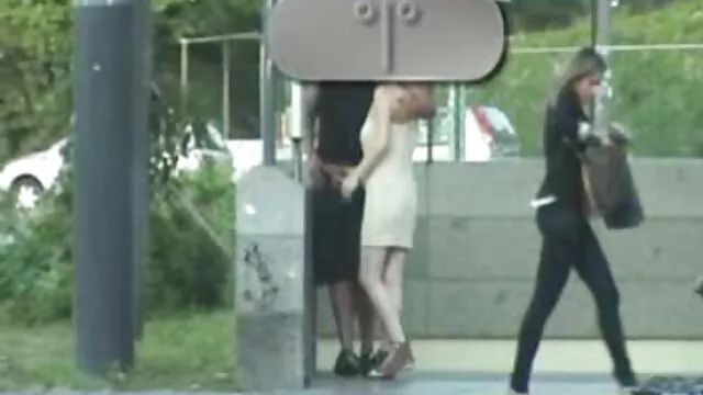 Un homme adulte aime jouer avec de jeunes meres baisees filles, alors il a trouvé un emploi qui lui convenait