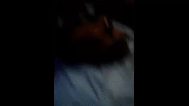 La chienne masse les couilles et la bite au mom fils sex client