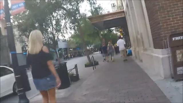 La chienne travaille avec ses les fils porno mains et prend le sperme sur ses seins