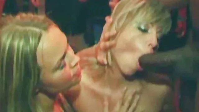 Deux mignonnes baise sa mere dans la cuisine prennent dans la bouche et baisent en anal