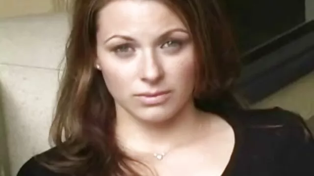 Une brune il baise sa mère dans la douche chaude prend du sperme sur ses seins