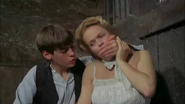 Mamie aime femme baiser par son fils baiser