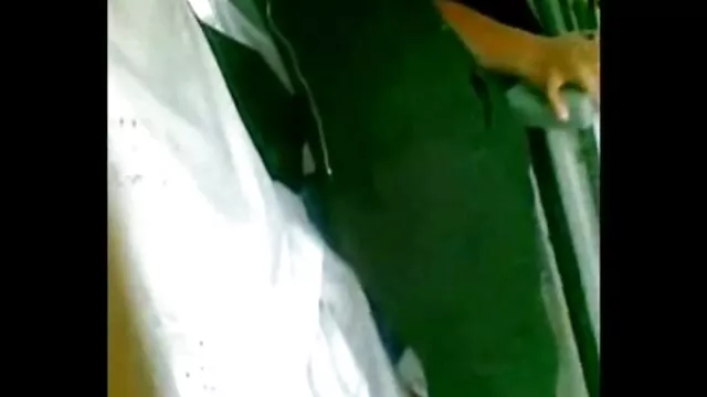 Fille blanche il se fait baiser par sa mere est assise sur une bite noire avec sa chatte