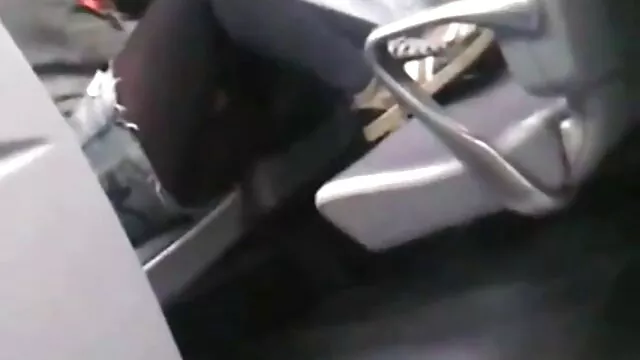 Un mec sportif a baisé sa porno famme avec son fils copine dans sa chambre dans toutes les positions